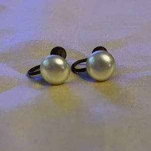 ⭐️ BUY 3/$10! Vintage clip on earrings